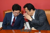 [포토] 대화 나누는 정진석-김용태