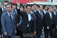 [포토] 광주시민들에게 손들어 인사하는 박지원 원내대표