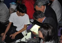 [포토] 학생에게 싸인해주는 문재인 전 대표