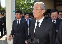 [포토] 광주 국립5.18민주묘지로 향하는 김종인 대표