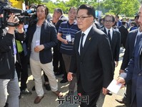 [포토] 광주 국립5.18민주묘지로 향하는 박지원 원내대표
