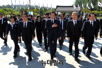 [포토] 5.18 기념식장으로 향하는 더불어민주당 의원들