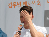 [포토] 김우빈 팬사인회 '태양이 싫어'