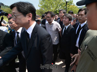 [포토] 봉하마을 찾은 안철수 대표, 경호위해 우산 등장