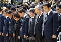 [포토] 김해 봉하 찾은 3당 지도부