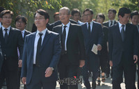 [포토] 추모행사 뒤 사택나서는 더불어민주당 지도부