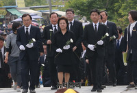 [포토] 추도식 참석한 권양숙 여사-장남 노건호