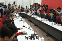 [포토] 가습기 살균제 피해자들 만난 새누리당 정진석 원내대표