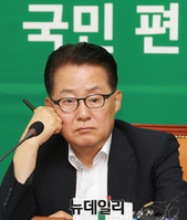 [포토] 원내대책 회의 참석한 국민의당 박지원 원내대표
