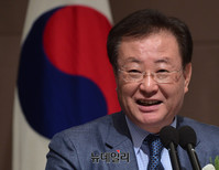 [포토] 경제도약 심포지엄, 격려사하는 좌승희 이사장