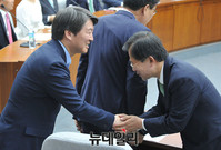 [포토] 의원들과 인사 나누는 안철수 국민의당 대표