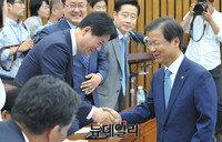 [포토] 동료 의원들과 대화 나누는 천정배 대표