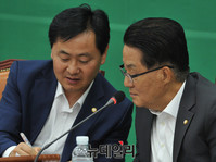 [포토] 대화 나누는 국민의당 박지원-김관영