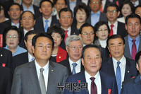 [포토] 애국가 제창하는 새누리당 4차 전국위원회 참석자들