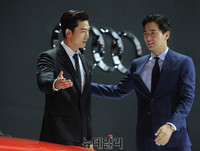 [포토] 옥택연-이진욱 '훈남들의 매너'