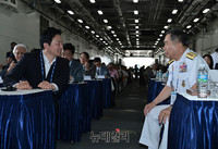 [포토] 대화나누는 원희룡 지사-정호섭 총장