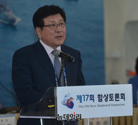 [포토] 함상토론회 축사하는 제주대 허향진 총장