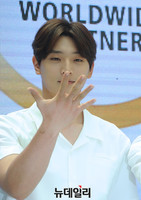 [포토] 손금 보는 정진운