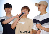 [포토] 육성재-서은광 '팬들 앞에서 빵 터져'