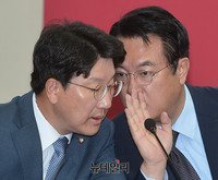 [포토] 대화나누는 정진석-권성동