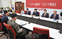 [포토] 연평도 어민 중국어선 나포 관련 현안보고 받는 정진석