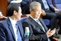 [포토] 대화 나누는 김종인 대표와 우상호 원내대표