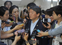 [포토] 기자들의 질문에 답하는 국민의당 안철수 대표