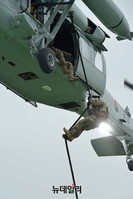 [포토] 건물옥상으로 잠입하는 신속기동부대