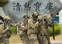 [포토] 건물 잠입하는 신속기동부대