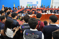 [포토] 노조원들로 가득찬 더불어민주당 원내대표실