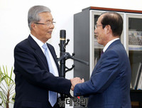 [포토] 악수하는 김종인-이원종