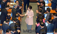 [포토] 의원들과 인사 나누는 박근혜 대통령