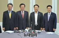 [포토] 회의 갖는 유일호 장관과 여야 3당 정책위의장