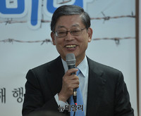 [포토] 물망초인권연구소 특강하는 김황식 전 국무총리