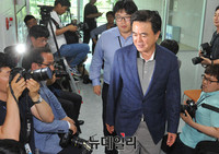 [포토] 의원실로 향하는 새누리당 김태흠 의원