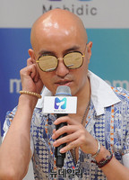 [포토] 모비딕, 홍석천 '빛나는 선글라스'