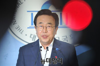 [포토] 신공항 입지 선정 관련 기자회견 갖는 서병수 부산시장