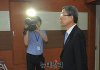 [포토] 회의장으로 향하는 김희옥 비대위원장