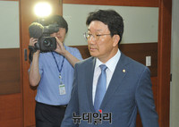 [포토] 굳은 표정의 권성동 새누리당 사무총장