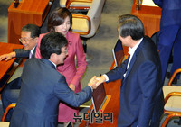 [포토] 인사 나누는 김무성 전 대표와 유승민 의원