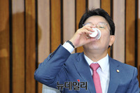 [포토] 물 마시는 새누리당 권성동 사무총장