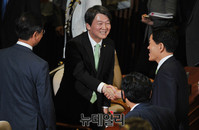 [포토] 동료 의원들과 인사 나누는 안철수 국민의당 공동대표