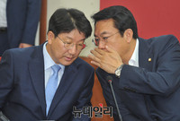 [포토] 귓속말 나누는 정진석 원내대표와 권성동 의원