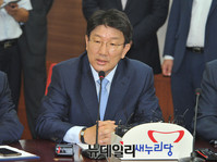 [포토] 새누리당 사무총장직 던지는 권성동 의원