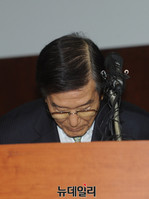 [포토] 고개숙인 이동걸 산업은행 회장