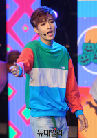 [포토] 로미오, 현경 '컬러풀한 무대 매너'