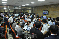 [포토] 국토교통위원회 전체회의 준비하는 관계 공무원들