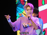 [포토] 로미오, 윤성 '깜찍한 무대 매너'