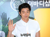 [포토] 배우 공유 '카리스마 넘치는 손인사'