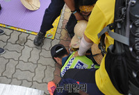 [포토] 피켓 놓고 경찰과 충돌한 4.16연대와 세월호 가족협의회